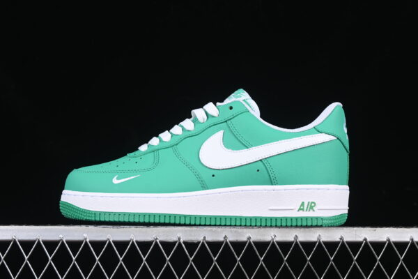 Tênis Nike Air Force 1 verde agua