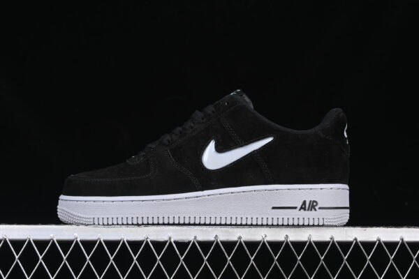 Tênis Nike Air Force 1 Preto Camurça