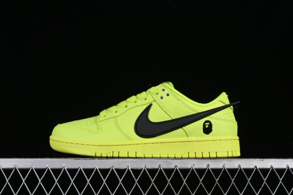 Tênis Nike Dunk Low x Bape